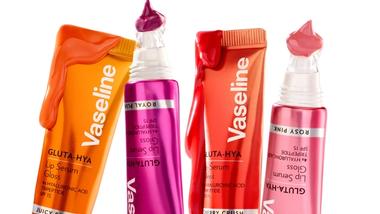 ผลิตภัณฑ์ 4 อย่างจากกลุ่มผลิตภัณฑ์ Gluta-Hya Lip ของ Vaseline บรรจุภัณฑ์สีแดงและชมพูบนพื้นหลังสีขาว